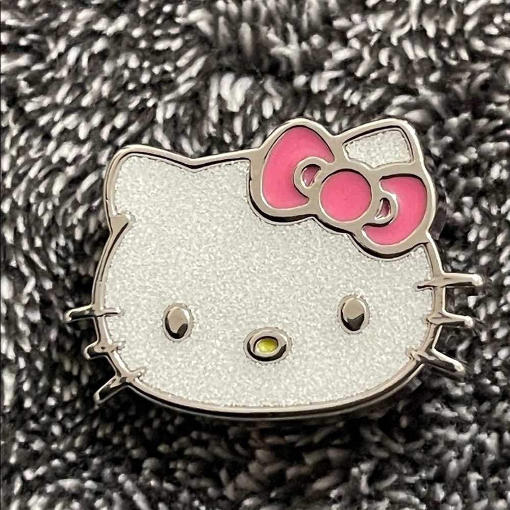 ✨CROCS “Hello Kitty” Glitter Metal Jibbit✨